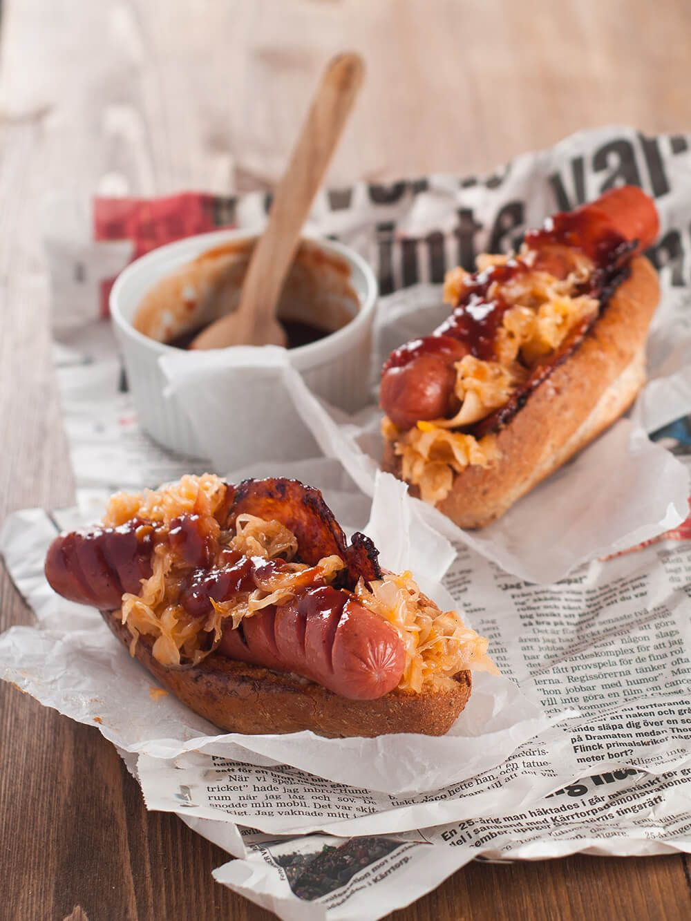 "Hot-dog" с беконом и тушёной капустой